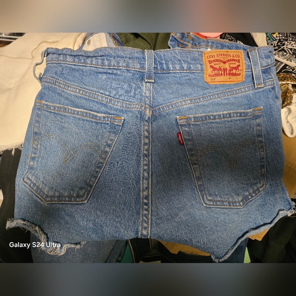 Ladies Levi 501 sexy cut off shorts size 28 waist